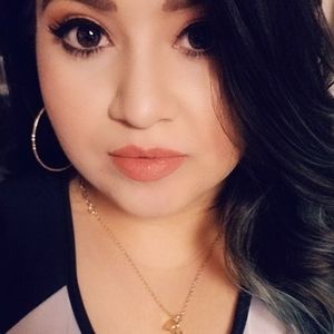 Meet your Posher, Estefania